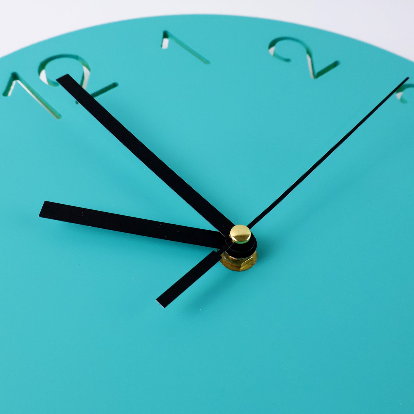 Round Wall Clock With Cut-out Number Design  Silent Non-ticking Decorative Timepiece (1 Pc)